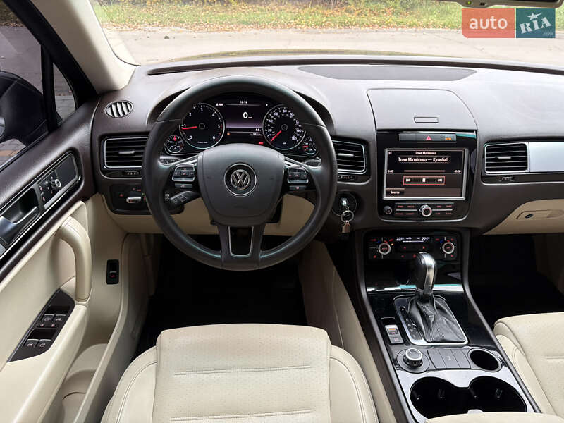 Внедорожник / Кроссовер Volkswagen Touareg 2010 в Староконстантинове