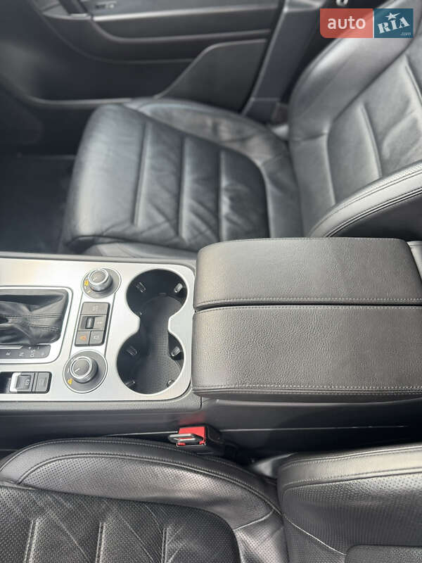 Внедорожник / Кроссовер Volkswagen Touareg 2016 в Хмельницком