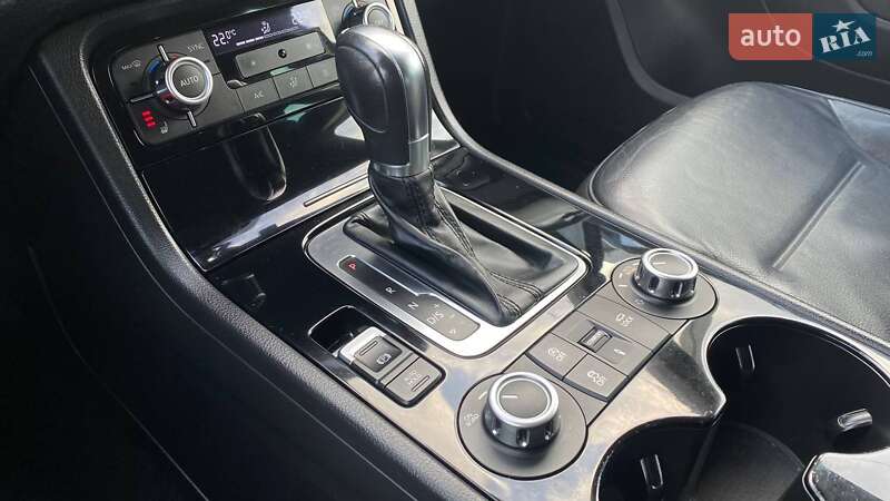 Внедорожник / Кроссовер Volkswagen Touareg 2013 в Виннице