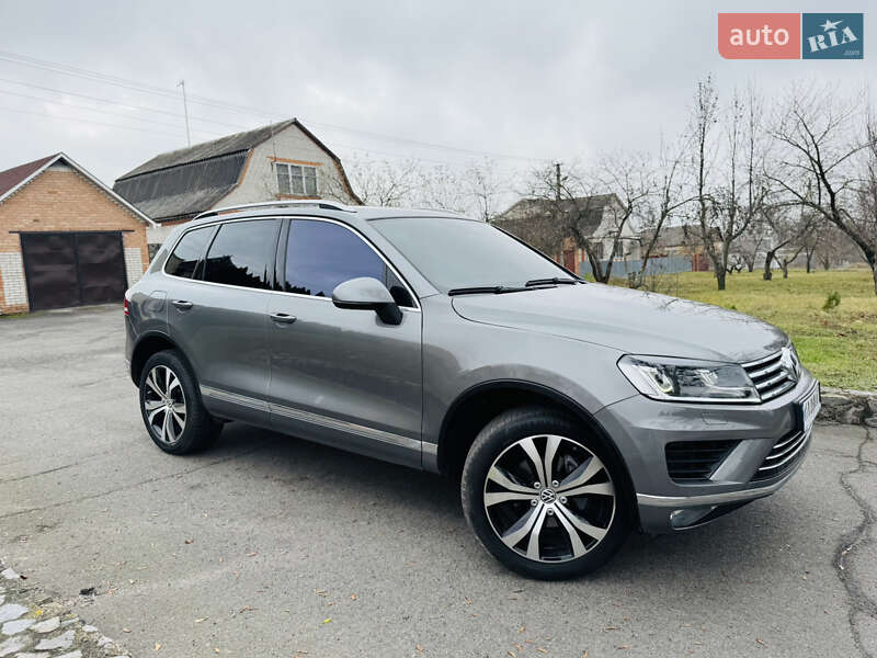 Позашляховик / Кросовер Volkswagen Touareg 2016 в Ромнах