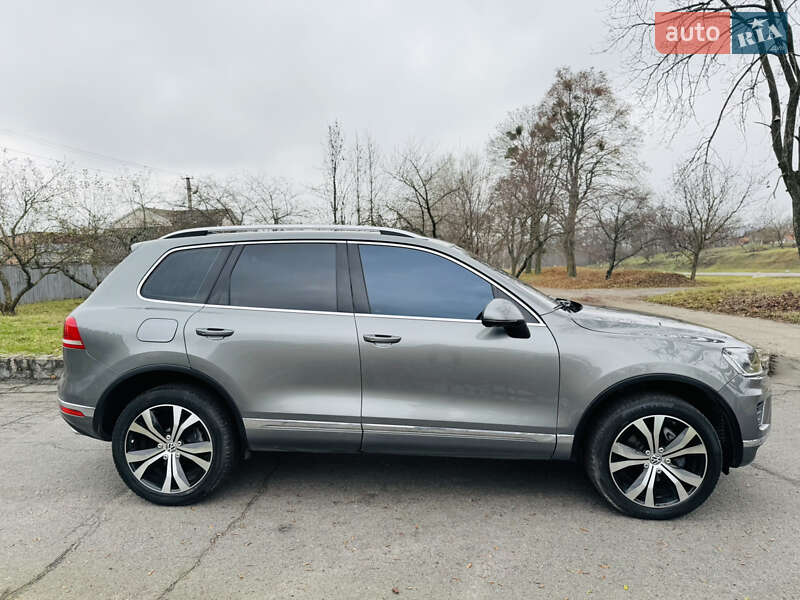 Позашляховик / Кросовер Volkswagen Touareg 2016 в Ромнах