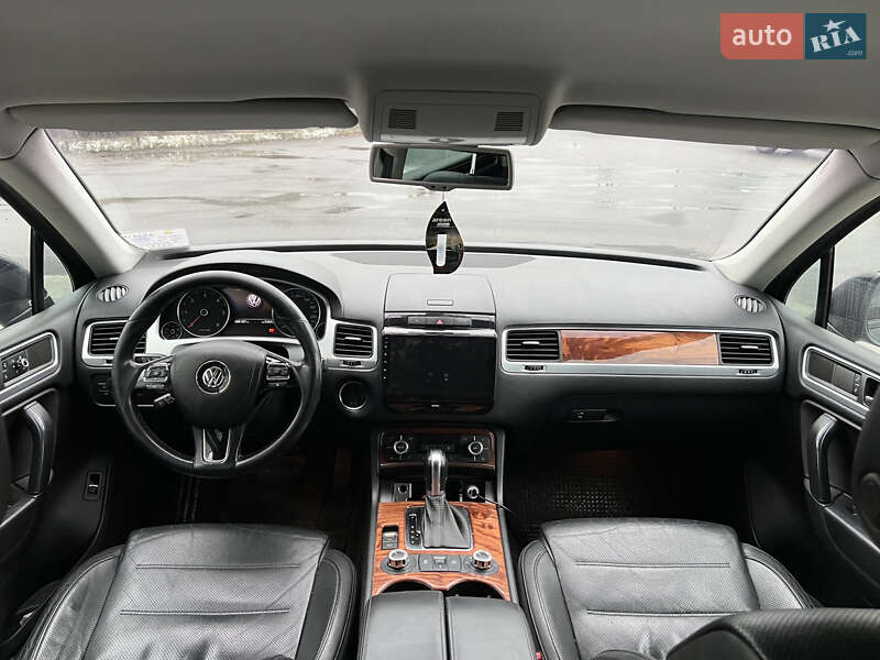 Внедорожник / Кроссовер Volkswagen Touareg 2011 в Харькове