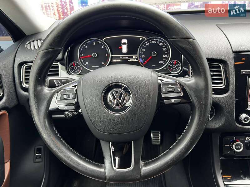 Внедорожник / Кроссовер Volkswagen Touareg 2014 в Черкассах