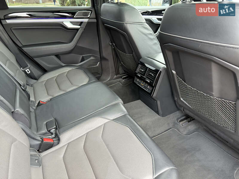 Внедорожник / Кроссовер Volkswagen Touareg 2018 в Днепре