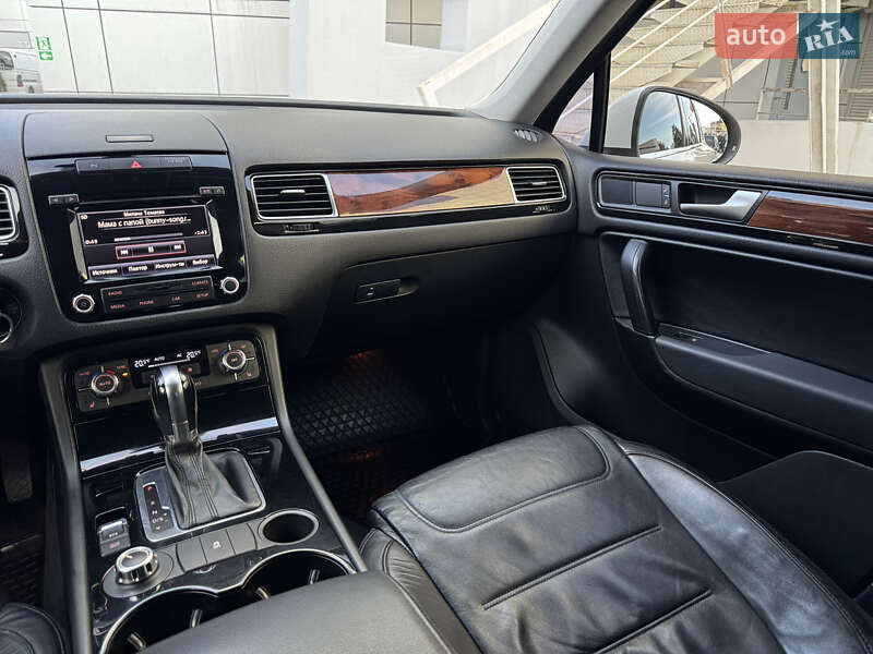 Позашляховик / Кросовер Volkswagen Touareg 2013 в Одесі