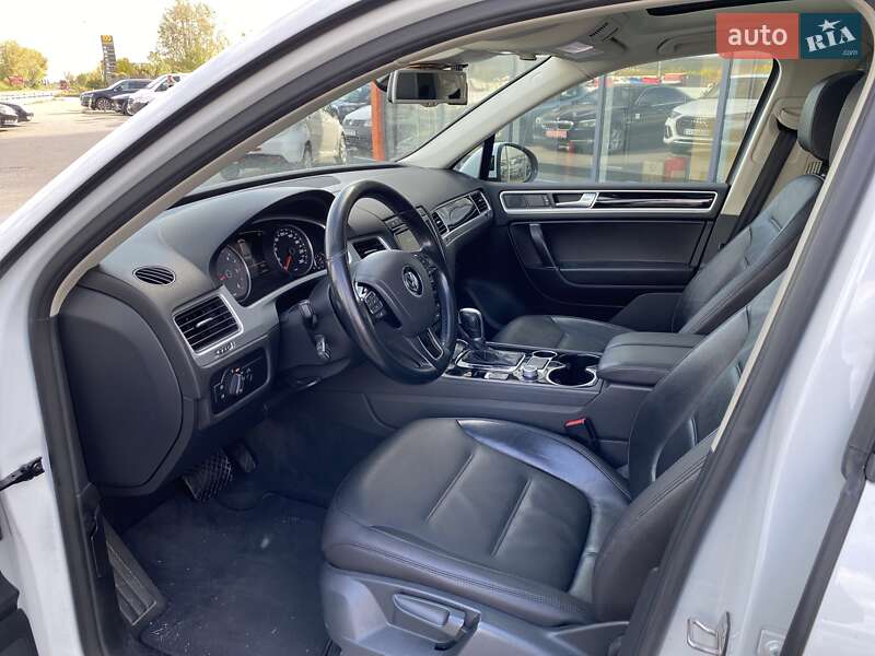 Внедорожник / Кроссовер Volkswagen Touareg 2014 в Ужгороде