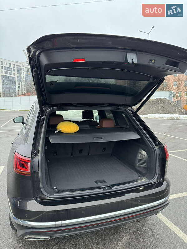 Позашляховик / Кросовер Volkswagen Touareg 2021 в Львові