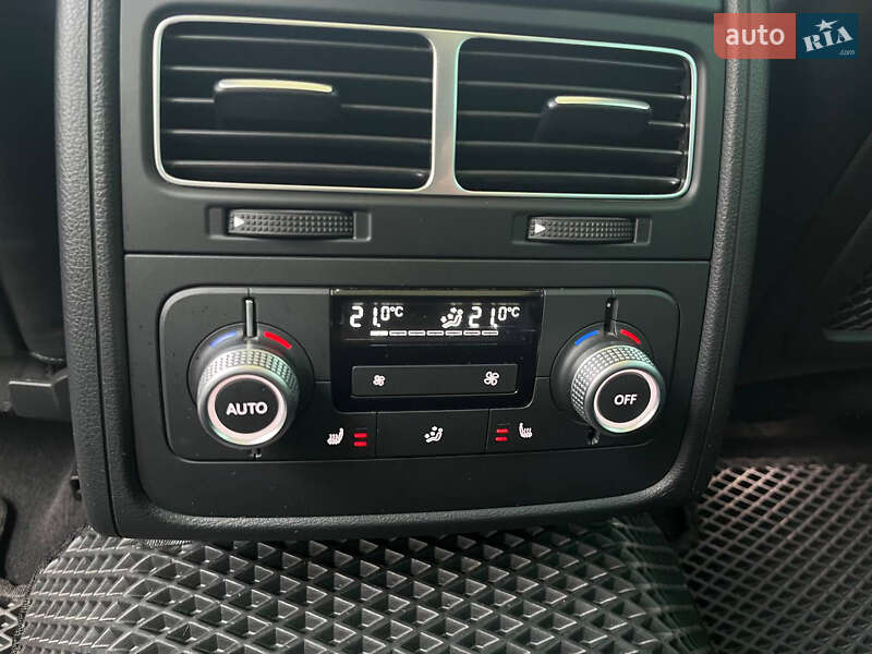 Внедорожник / Кроссовер Volkswagen Touareg 2014 в Киеве