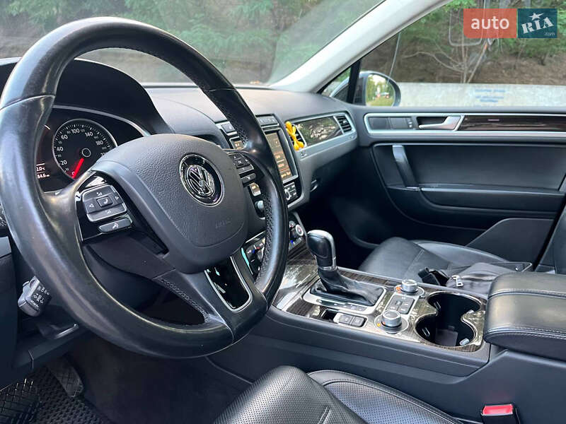 Внедорожник / Кроссовер Volkswagen Touareg 2014 в Киеве