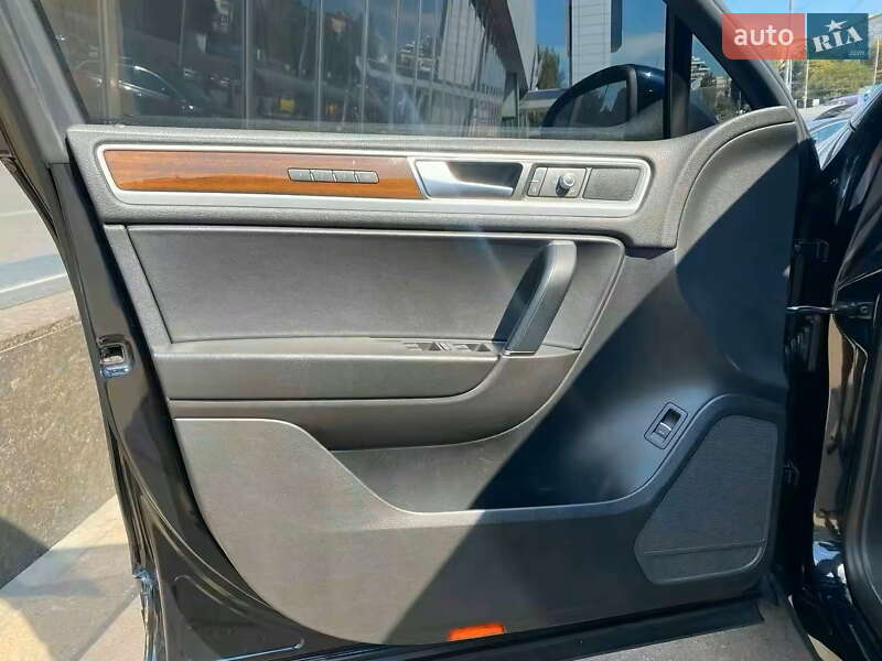 Позашляховик / Кросовер Volkswagen Touareg 2018 в Києві фото 13 Позашляховик / Кросовер Volkswagen Touareg 2018 в Києві