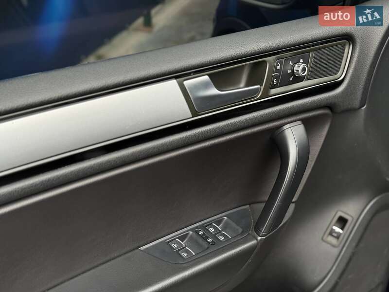 Позашляховик / Кросовер Volkswagen Touareg 2013 в Запоріжжі