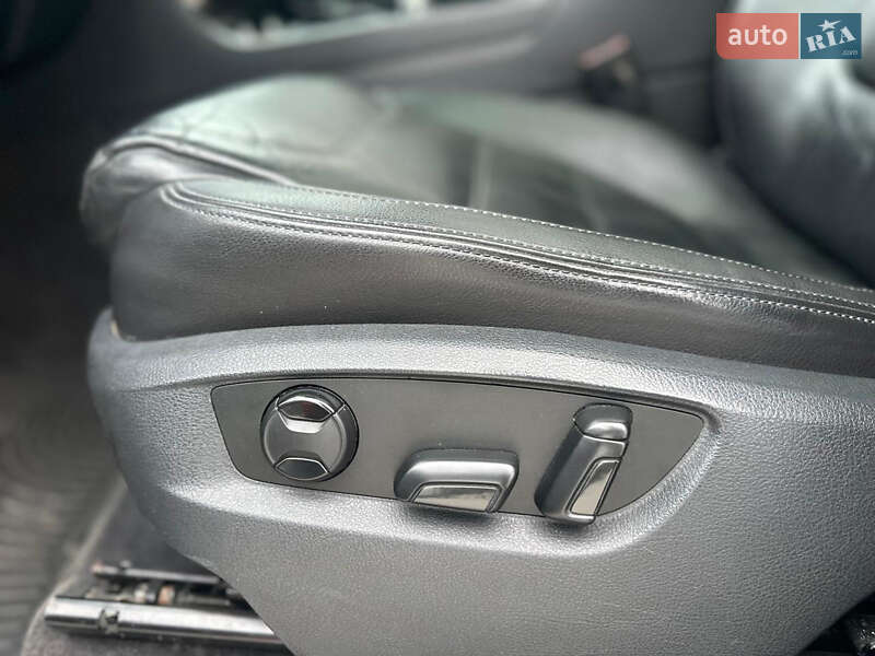 Внедорожник / Кроссовер Volkswagen Touareg 2012 в Львове