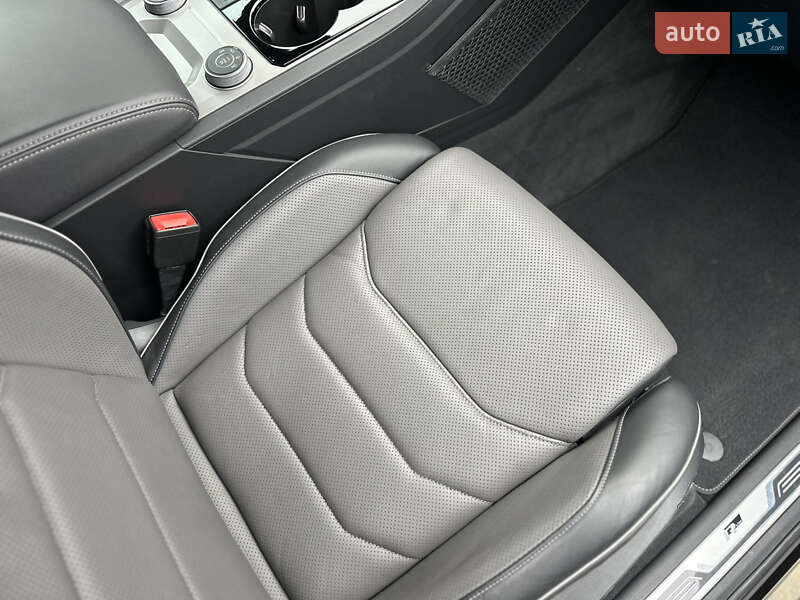 Позашляховик / Кросовер Volkswagen Touareg 2019 в Луцьку