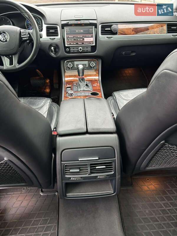 Позашляховик / Кросовер Volkswagen Touareg 2011 в Долинській