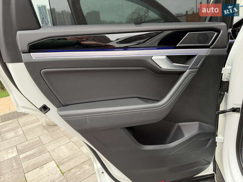 Внедорожник / Кроссовер Volkswagen Touareg 2018 в Киеве