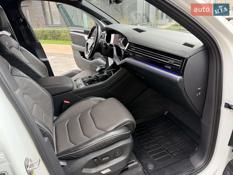 Внедорожник / Кроссовер Volkswagen Touareg 2018 в Киеве