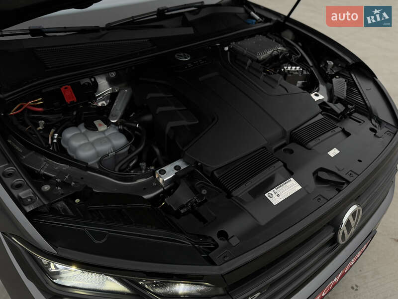 Позашляховик / Кросовер Volkswagen Touareg 2019 в Дубні