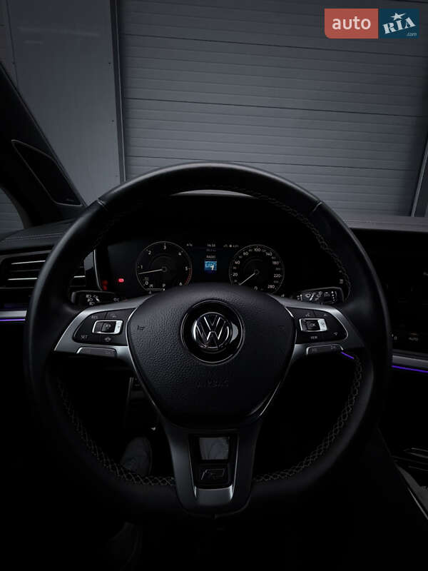 Позашляховик / Кросовер Volkswagen Touareg 2019 в Дубні