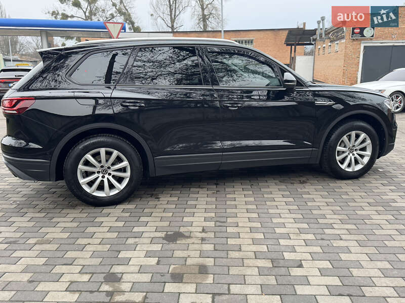 Позашляховик / Кросовер Volkswagen Touareg 2020 в Києві