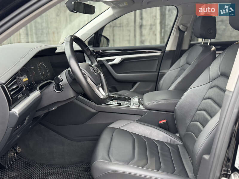 Позашляховик / Кросовер Volkswagen Touareg 2020 в Києві