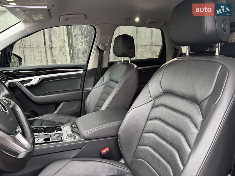 Позашляховик / Кросовер Volkswagen Touareg 2020 в Києві