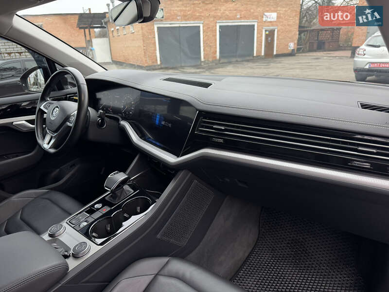 Позашляховик / Кросовер Volkswagen Touareg 2020 в Києві