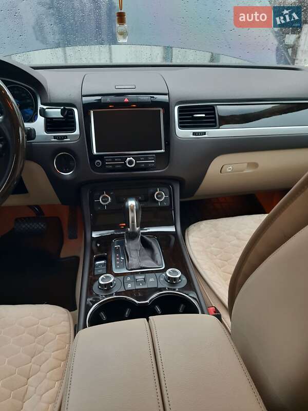 Позашляховик / Кросовер Volkswagen Touareg 2011 в Ірпені