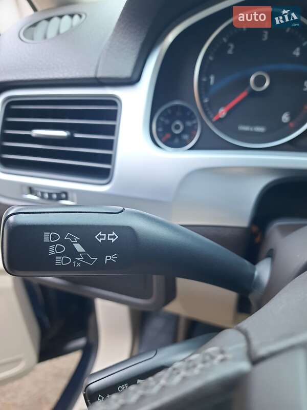 Позашляховик / Кросовер Volkswagen Touareg 2011 в Ірпені