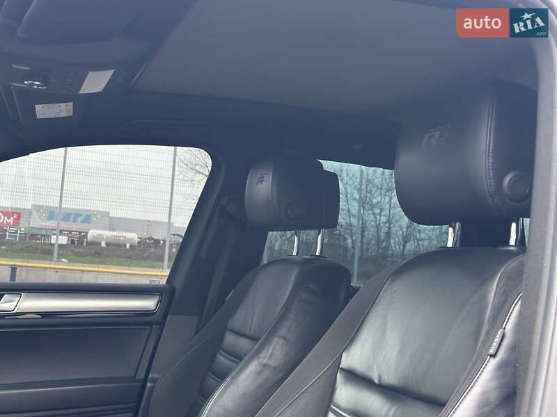 Позашляховик / Кросовер Volkswagen Touareg 2015 в Первомайську