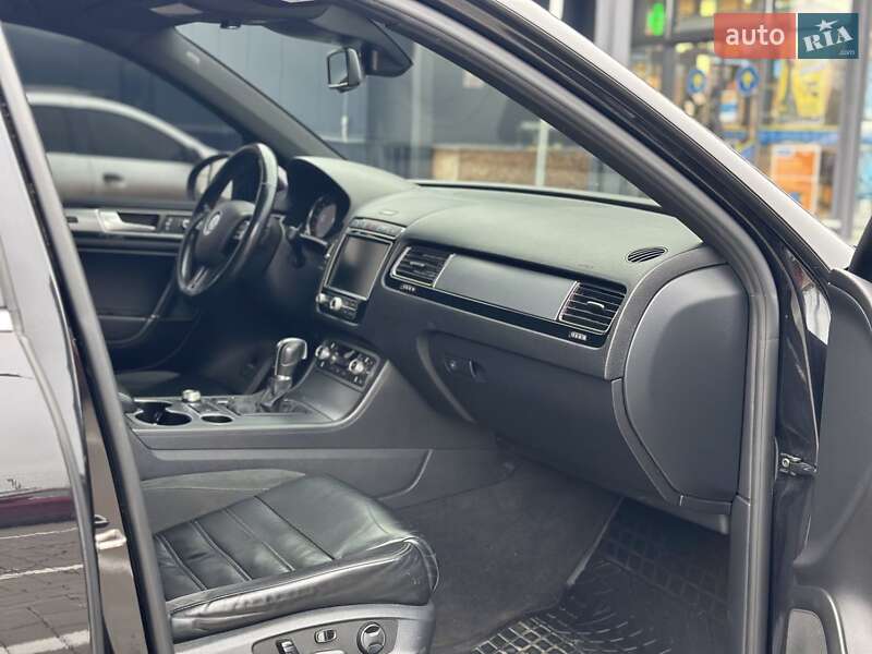 Позашляховик / Кросовер Volkswagen Touareg 2015 в Первомайську