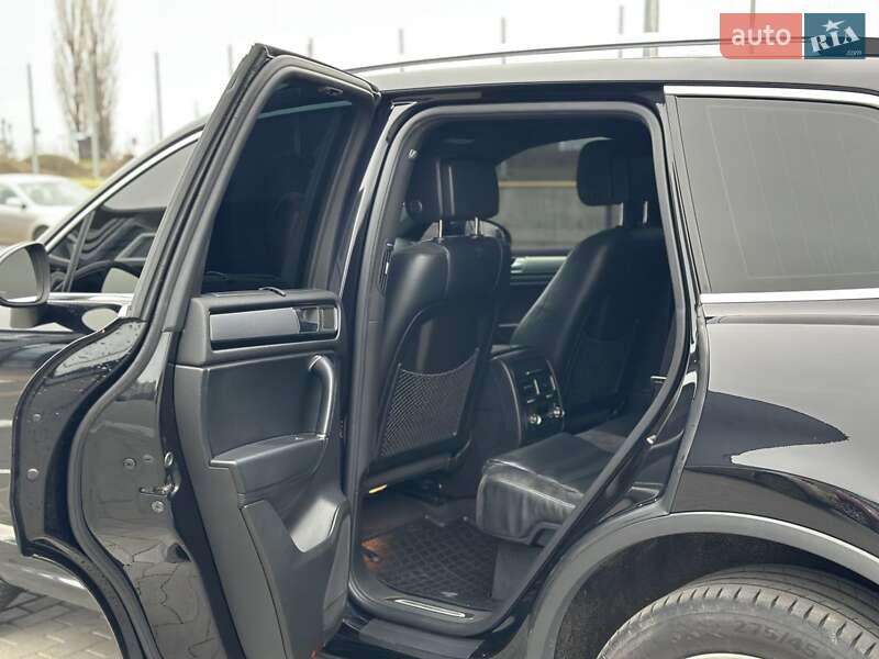 Позашляховик / Кросовер Volkswagen Touareg 2015 в Первомайську