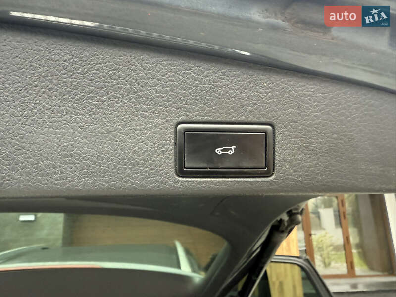 Позашляховик / Кросовер Volkswagen Touareg 2016 в Києві