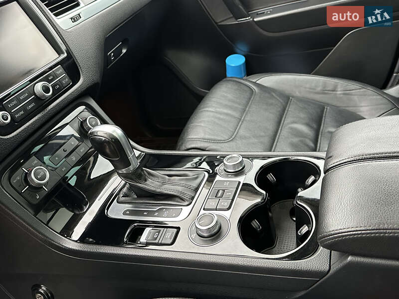 Внедорожник / Кроссовер Volkswagen Touareg 2015 в Новояворовске