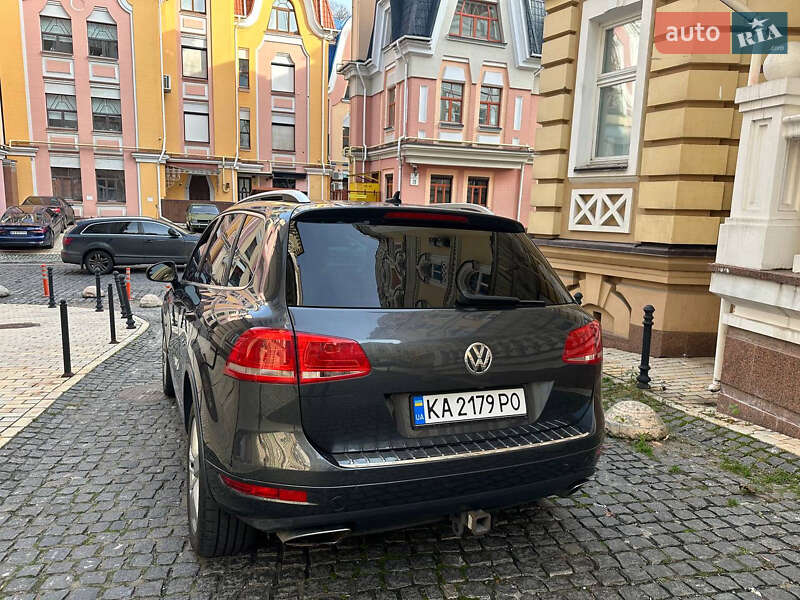 Внедорожник / Кроссовер Volkswagen Touareg 2011 в Киеве