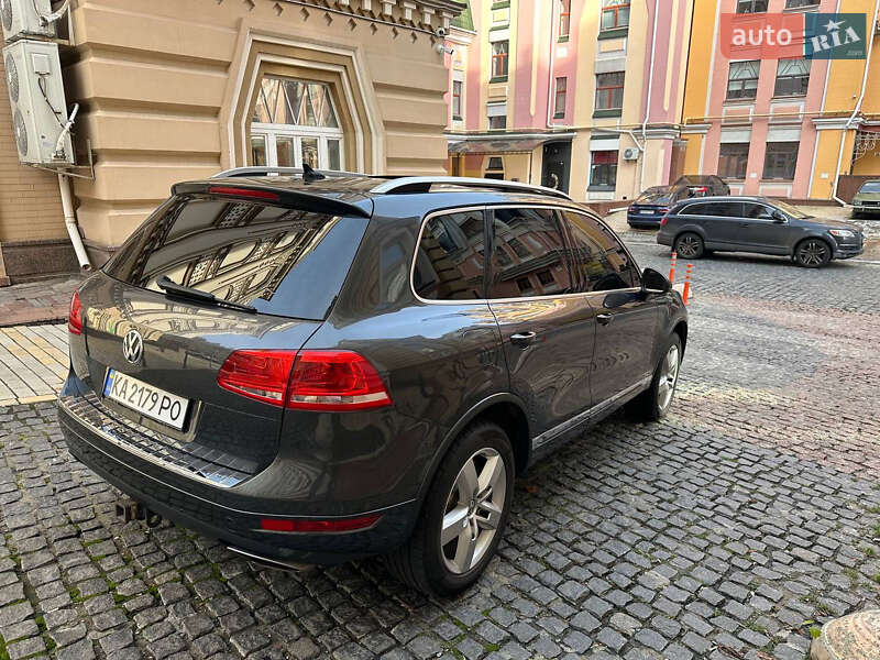 Внедорожник / Кроссовер Volkswagen Touareg 2011 в Киеве