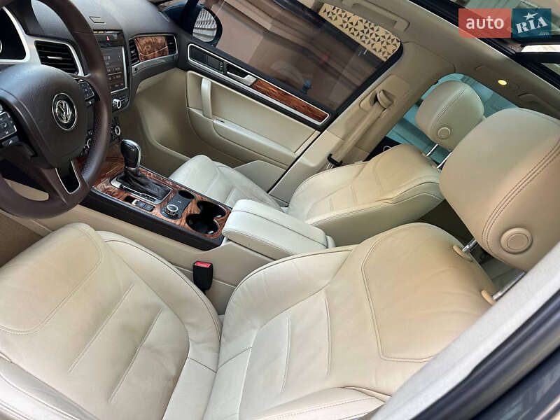 Внедорожник / Кроссовер Volkswagen Touareg 2011 в Киеве