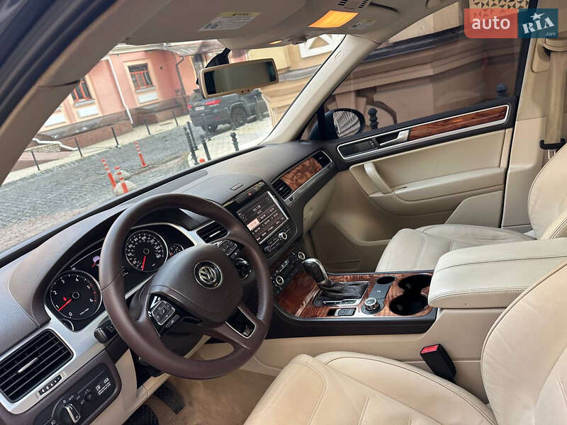 Внедорожник / Кроссовер Volkswagen Touareg 2011 в Киеве