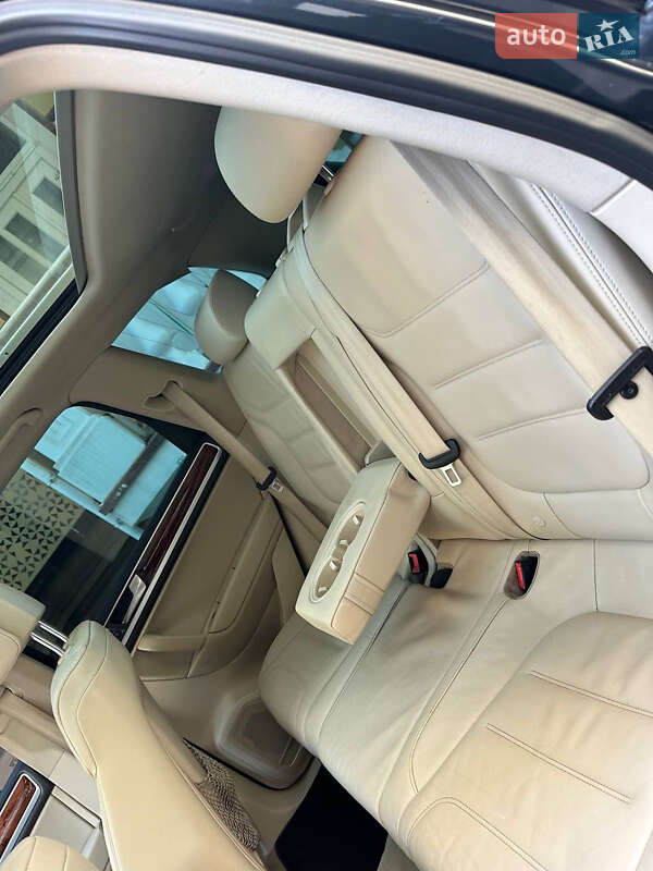 Внедорожник / Кроссовер Volkswagen Touareg 2011 в Киеве