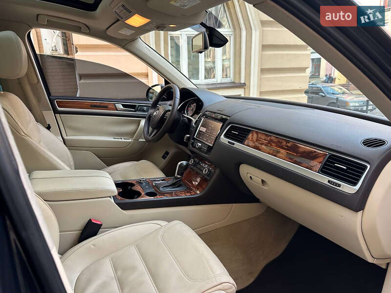 Внедорожник / Кроссовер Volkswagen Touareg 2011 в Киеве