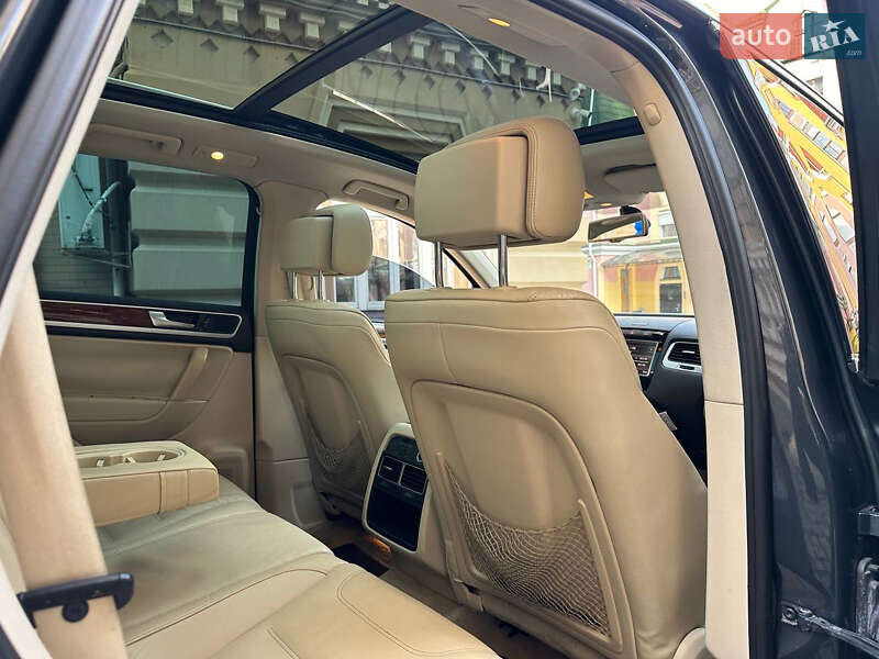 Внедорожник / Кроссовер Volkswagen Touareg 2011 в Киеве