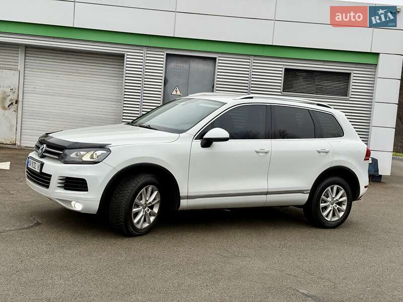 Внедорожник / Кроссовер Volkswagen Touareg 2014 в Киеве