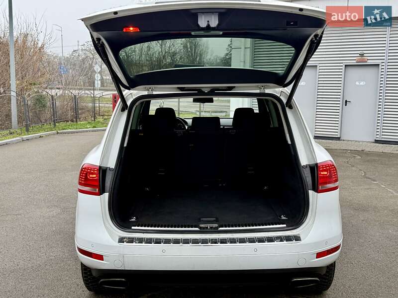 Внедорожник / Кроссовер Volkswagen Touareg 2014 в Киеве