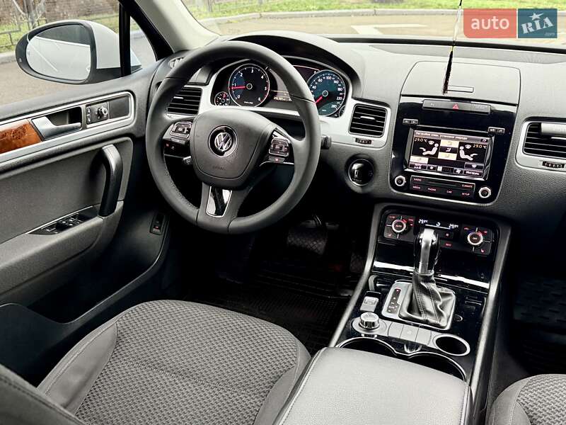 Внедорожник / Кроссовер Volkswagen Touareg 2014 в Киеве