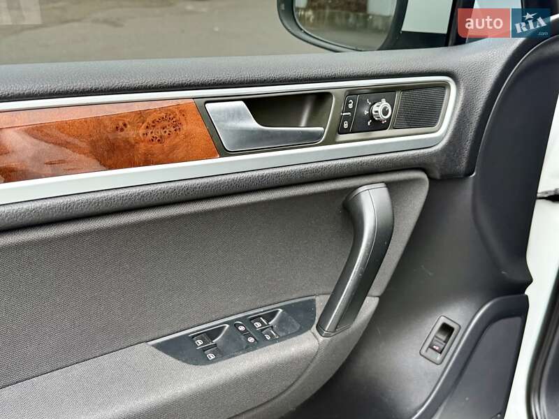 Внедорожник / Кроссовер Volkswagen Touareg 2014 в Киеве