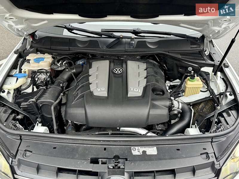 Внедорожник / Кроссовер Volkswagen Touareg 2014 в Киеве