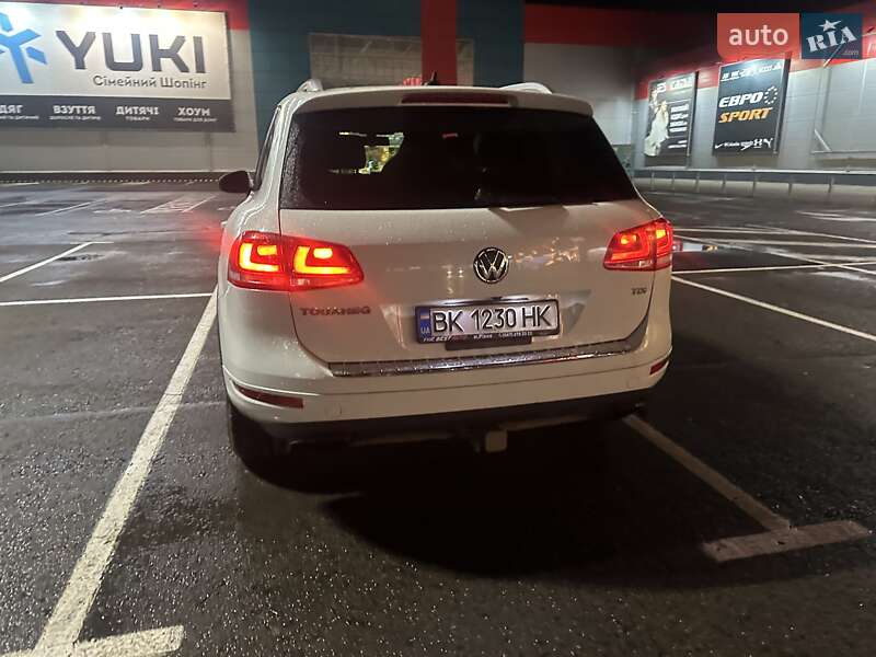 Внедорожник / Кроссовер Volkswagen Touareg 2014 в Ровно