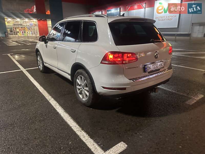 Внедорожник / Кроссовер Volkswagen Touareg 2014 в Ровно