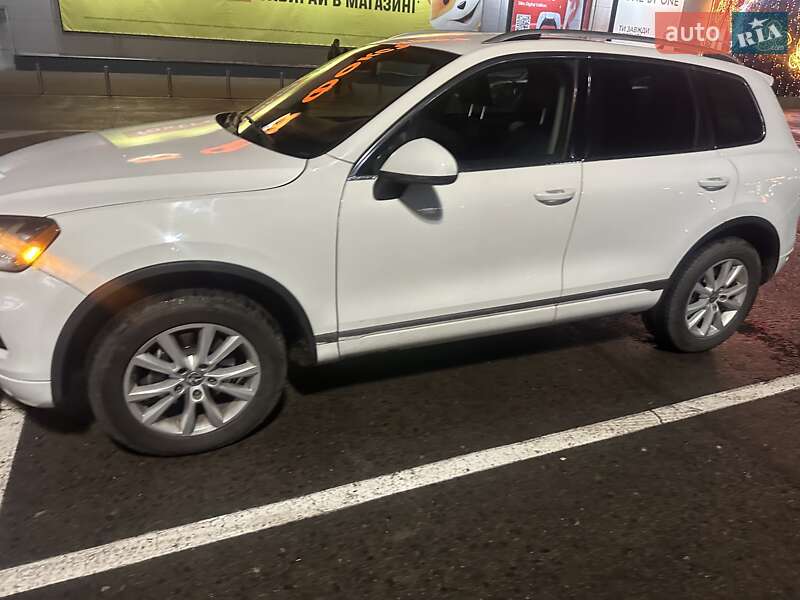 Внедорожник / Кроссовер Volkswagen Touareg 2014 в Ровно