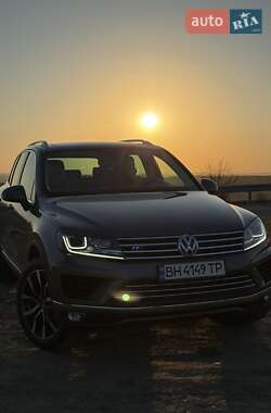 Позашляховик / Кросовер Volkswagen Touareg 2015 в Южному