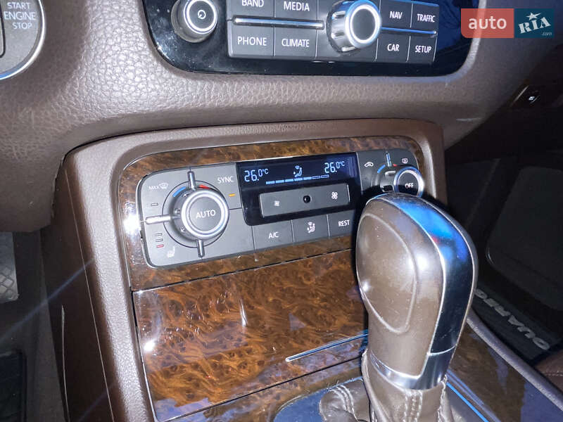 Внедорожник / Кроссовер Volkswagen Touareg 2014 в Николаеве